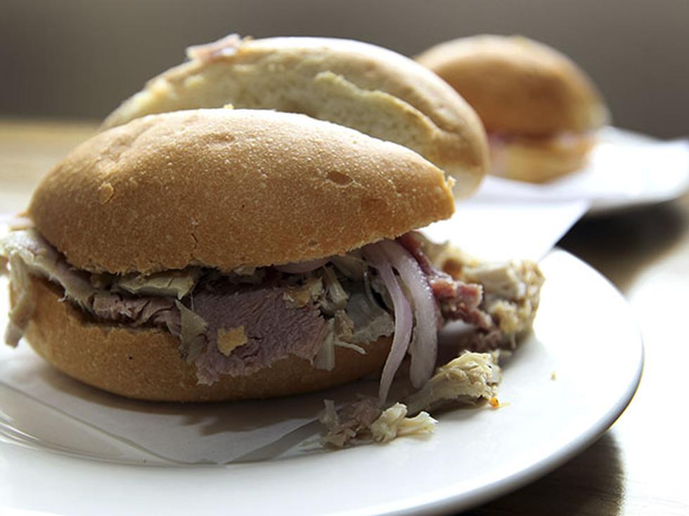 El pan con chicharrón ha logrado un espacio de honor en la mesa de los peruanos y es el acompañante ideal de muchos desayunos. Se suele servir con camote y salsa criolla, así como, de un café recién pasado. A continuación, te dejamos una lista de los lugares donde puedes comer un delicioso pan con chicharrón en Lima.  (Foto: Archivo/Comercio)