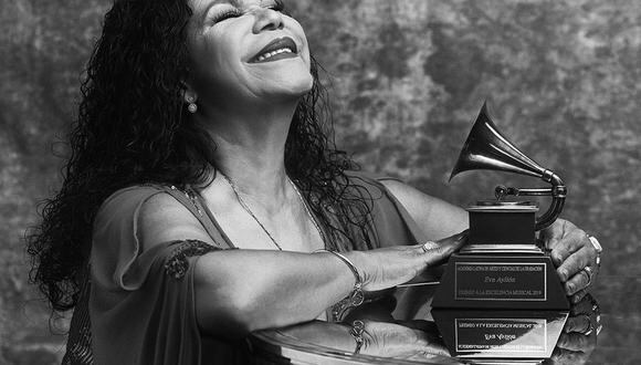 Eva Ayllón junto a su Premio a la Excelencia Musical 2019. Foto: Omar Cruz