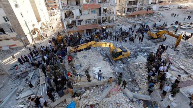 La televisión estatal iraní afirmó que más de 407 personas murieron y al menos 6.600 quedaron heridas por el terremoto más letal que sacude al país. Autoridades locales afirmaron que la cifra de víctimas subiría a medida que los equipos de búsqueda y rescate llegan a las zonas más remotas del país.  (Foto: AFP)