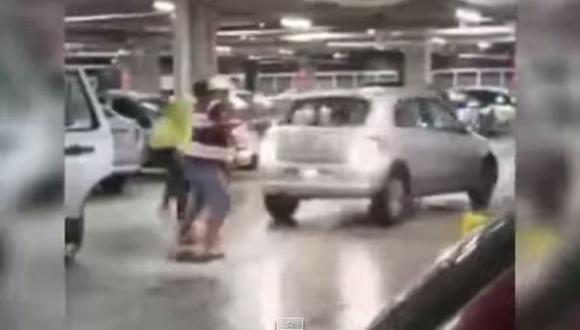 VIDEO: Intenta atropellar a dos hombres tras fuerte discusión