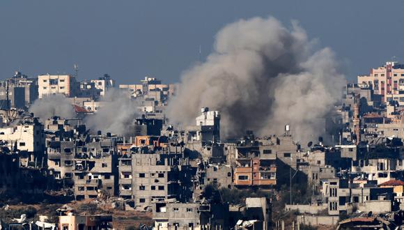 Una fotografía tomada desde el sur de Israel, en la frontera con la Franja de Gaza, muestra humo ondeando sobre el territorio palestino durante el bombardeo israelí el 19 de enero de 2024, en medio de las batallas en curso entre Israel y el grupo militante Hamás. (Foto de JACK GUEZ / AFP)