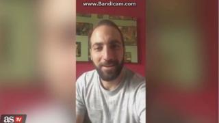 Gonzalo Higuaín sube un vídeo despidiéndose de Dani Alves pero luego lo borra