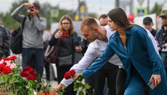 La gente trae flores en un monumento conmemorativo informal junto al antiguo 'Centro Wagner PMC' en San Petersburgo, Rusia, 24 de agosto de 2023 |  EFE/EPA/ANTON MATROSOV