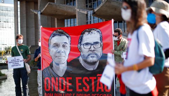 Los manifestantes sostienen carteles del periodista británico Dom Phillips y el experto indígena Bruno Pereira, quienes desaparecieron cerca de la frontera con Perú, frente al Ministerio de Justicia en Brasilia, Brasil. (Archivo)