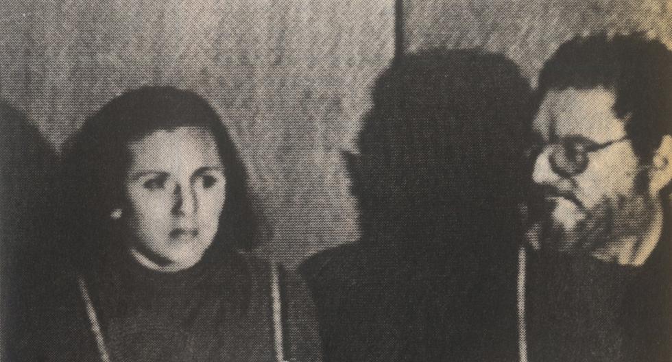 Septiembre de 1992. Patricia Awapara junto a Abimael Guzmán, líder del movimiento terrorista Sendero Luminoso, en sus primeras imágenes públicas luego de su arresto. (Foto: Captura Panamericana Televisión)