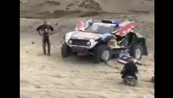 El campeón 2018 Carlos Sainz perdió tiempo por una falla mecánica en la etapa entre Marcona y Arequipa del Dakar 2019. (Captura: @septima_vuelta)