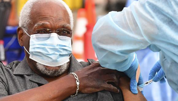 Robert Cole, de 74 años, recibe la vacuna Moderna contra el coronavirus Covid-19 en Los Ángeles, California, Estados Unidos. (Foto de Frederic J. BROWN / AFP).