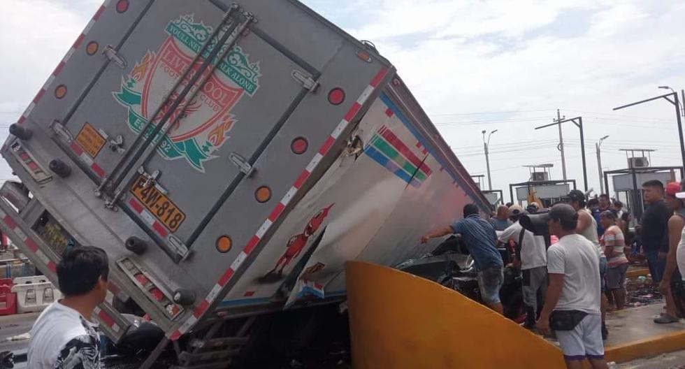 Así quedó el camión frigorifico tras colisionar contra los vehículos en el peaje de Chicama. Foto: Cultural Radio Noticias.