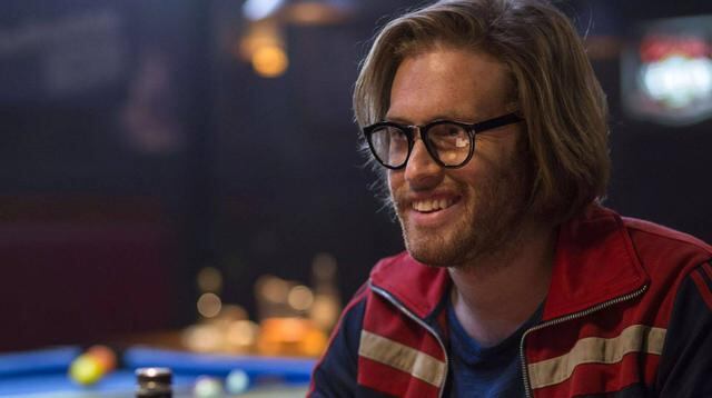 Weasel y Wade conversan con naturalidad en un bar lleno de mercenarios sobre tragos con nombres explícitamente sexuales. (Foto: Fox)