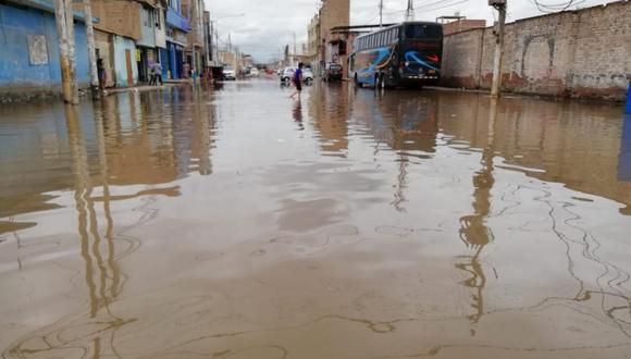 Ayer, las calles de Chiclayo amanecieron anegadas debido a la intensa lluvia de la noche del jueves. (Foto: cortesía)