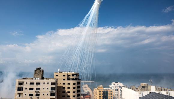 Bombardeo de Israel con fósforo blanco sobre la ciudad de Gaza el 11 de octubre de 2023. (Foto de MOHAMMED ABED / AFP).