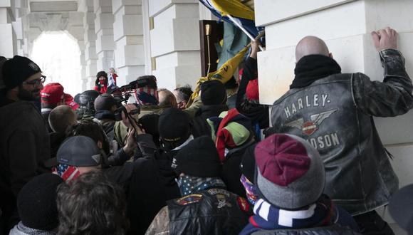 Fotografía del 6 de enero de 2021 de insurrectos leales al presidente Donald Trump intentando ingresar al Capitolio durante un motín en Washington. (AP Foto/José Luis Magaña, Archivo).