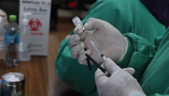 Imagen referencial en la que se observa a una persona preparando una vacuna contra el coronavirus en Bolivia. EFE/Martín Alipaz/Archivo
