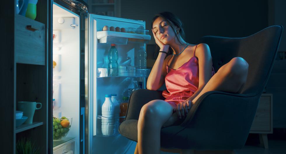 Antes de dormir es mejor evitar comidas y bebidas que aumenten la temperatura del cuerpo, como la cafeína y los azúcares.(Foto: iStock)
