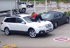 EE.UU.: Mujer se trepa a su vehículo para evitar que se lo roben [VIDEO]