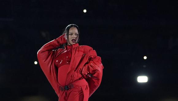 Rihanna presenta el show de medio tiempo del Super Bowl LVII visiblemente embarazada. (Foto: TIMOTHY A. CLARY / AFP)