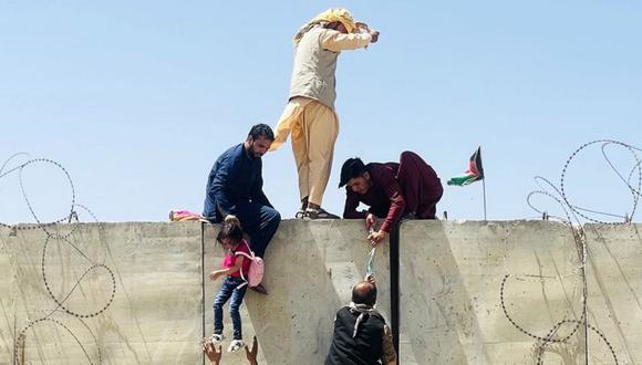 Los afganos toman medidas desesperadas para intentar entrar al aeropuerto de Kabul. (Foto: Getty Images).