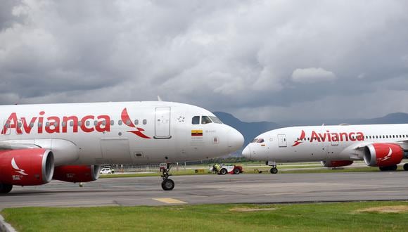 Aviones de Avianca rodando en el aeropuerto internacional El Dorado de Bogotá, el 14 de mayo de 2022. (Foto: AFP PHOTO/Daniel MUNOZ)