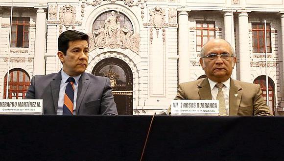 Julio Rosas junto al psic&oacute;logo mexicano Everardo Mart&iacute;nez en el evento realizado el 25 de octubre en Congreso de la Rep&uacute;blica. (Foto: Congreso)