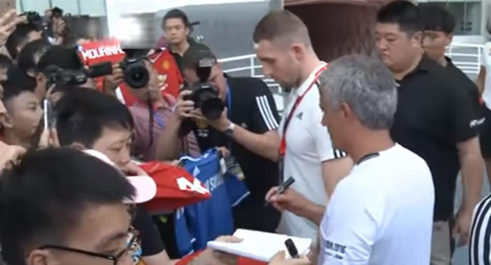 José Mourinho no puede con su genio. El técnico del Manchester United tuvo un cuestionable gesto con un fanático que quiso que le firmara una camiseta del Chelsea. (Foto: Captura - YouTube)