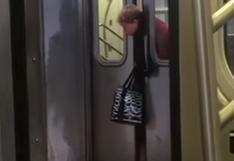 Quedó con la cabeza atrapada en puertas del metro y nadie podía ayudarla