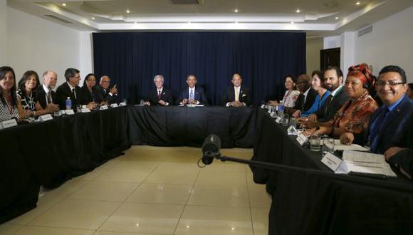 El mandatario estadounidense estuvo flanqueado por los presidentes de Costa Rica, Luis Guillermo Sol&iacute;s, y el uruguayo, Tabar&eacute; V&aacute;zquez. (Foto: Reuters)