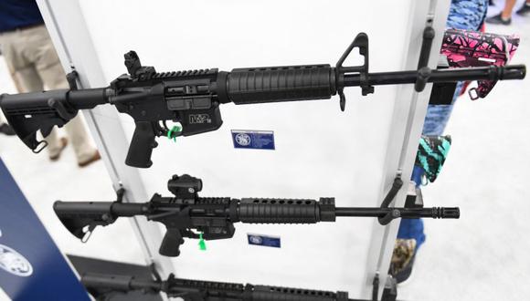 Los rifles semiautomáticos Smith & Wesson M&P-15 del estilo AR-15 se exhiben durante la reunión anual de la Asociación Nacional del Rifle (NRA) en el Centro de Convenciones George R. Brown, en Houston, Texas.