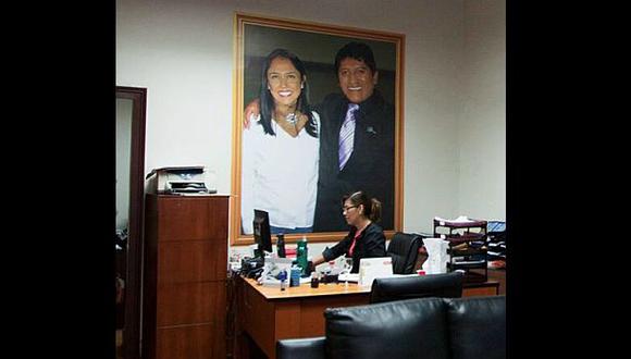 En el despacho del legislador Josu&eacute; Guti&eacute;rrez adorna la pared un cuadro, en el que aparece con la primera dama Nadine Heredia. (FOTO: Marita Samanez. Revista Velaverde)