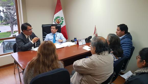Cevallos se reunió en Lima con los familiares de los pacientes afectados. (Foto: Claudia Lu)