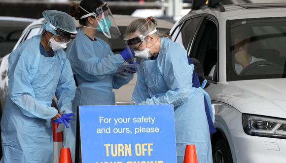 Trabajadores de la salud realizan pruebas de coronavirus en Sídney, Australia. (Foto: AP)