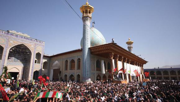 Los iraníes llevan ataúdes en el santuario Shah Cheragh de Shiraz el 15 de abril de 2008 durante el funeral de las personas que murieron en un atentado 12 de abril de ese año en la ciudad sureña de Shiraz.(FOTO AFP/NOTICIAS FARS/BABAK BORDBAR).