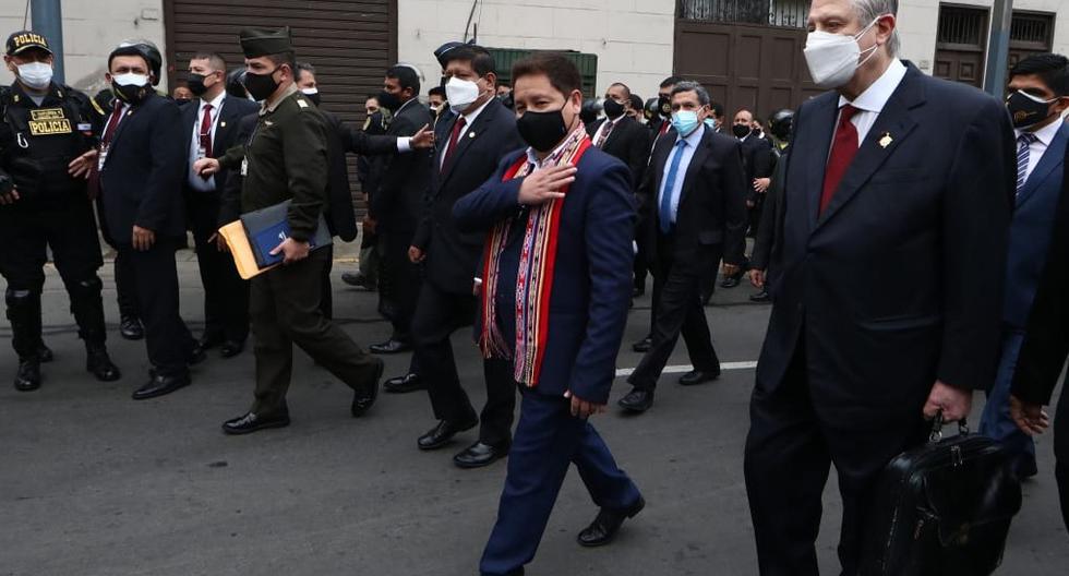 Guido Bellido se dirigió a Palacio junto a su gabinete, tras haber sobrevivido un intento oficialista de reemplazarlo. (Foto: Hugo Curotto).