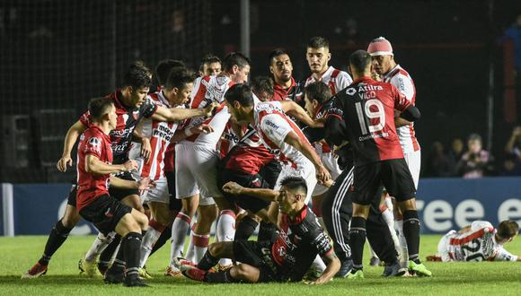 Pelea en la Copa Sudamericana, Colón vs. River Plate de Uruguay terminó en gresca. (Foto: AFP)