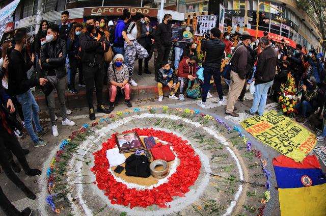 Pétalos de rosa forman un círculo que rodea una imagen de Dilan Cruz en el sitio donde recibió un disparo durante una protesta en Bogotá, Colombia. (DANIEL MUNOZ / AFP)