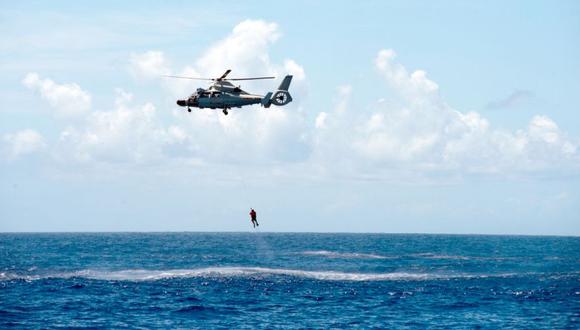Un sexto miembro de la tripulación fue rescatado con vida. (Foto Referencial: HO / US NAVY / AFP)