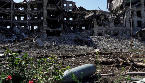 Una bomba de aviación FAB-250 sin explotar está frente a un edificio destruido en la ciudad de Mariupol, Ucrania, el 2 de junio de 2022. (STRINGER / AFP).