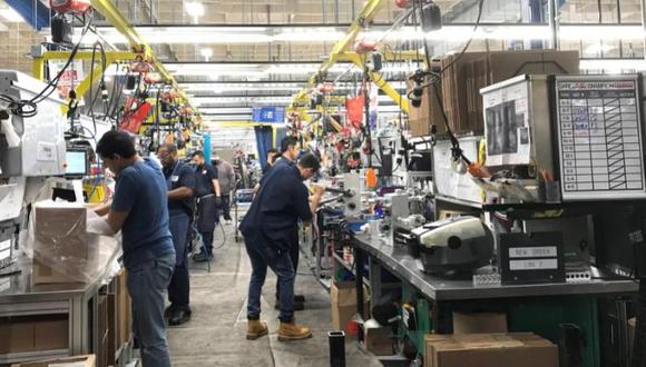 Empleados de HydraForce Inc., fabricante de válvulas hidráulicas, trabajan en la planta de la firma en Lincolnshire, Illinois, EEUU, (Foto: Reuters)