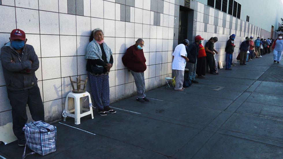El cruce del jirón Chancay y la avenida Emancipación es uno de los puntos donde Amílcar Vargas reparte desayunos. (Foto: Luis Jacobo)
