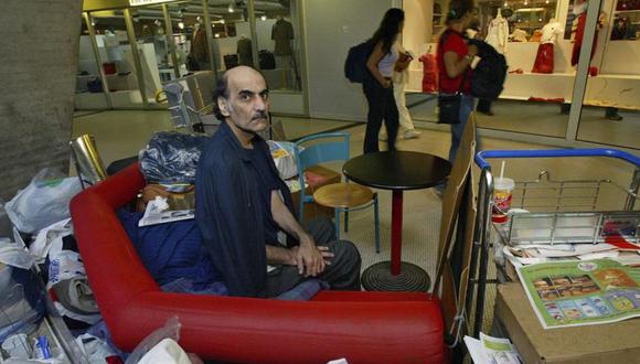 Merhan Karimi Nasseri sentado entre sus pertenencias en la Terminal 1 del aeropuerto Roissy Charles De Gaulle, en París el 11 de agosto de 2004.
