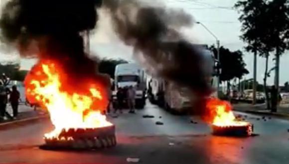 Manifestantes usan piedras, palos y llantas para impedir circulación de vehículos (Captura: América Noticias).