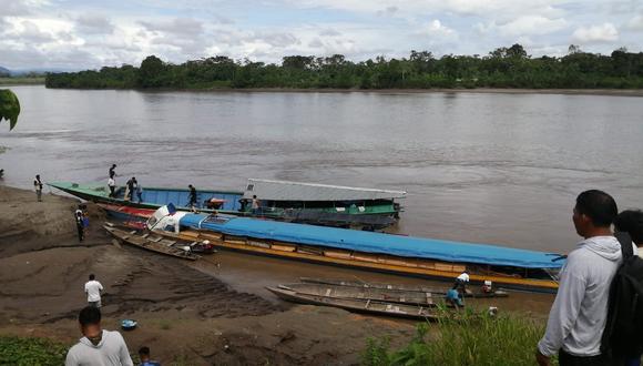 Botes repletos de madera balsa cursan, día y noche, el río Santiago rumbo a Ecuador. Foto: Gil Inoach.