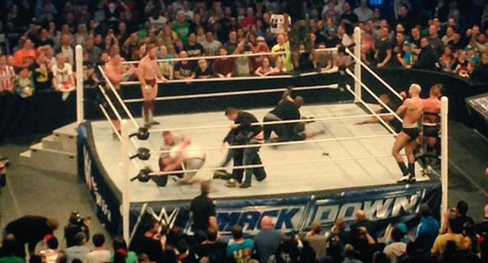 Fanáticos invadieron el ring en Smackdown. (Foto: Difusión)
