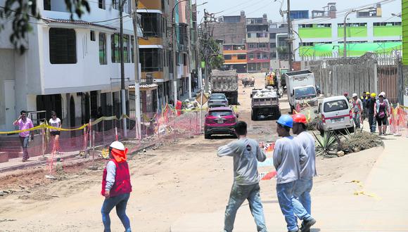 En calle Los Hinojos, ningún negocio se encuentra operativo, debido a los trabajos de cambio de tuberías de desagüe por Sedapal. Ahí operan alrededor de cinco negocios, entre ellos Tottus y el BCP. (Foto: Rolly Reyna)