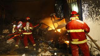 La Victoria: incendio en taller de autos habría dejado cuatro casas afectadas