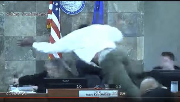 Jueza de Nevada es atacada por el acusado durante la sentencia en la sala del tribunal de Las Vegas. (Captura de video).