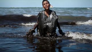 La historia de la icónica foto que retrata el desastre ecológico que vive Brasil en sus playas