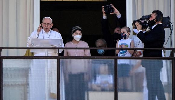 El papa Francisco su Ángelus dominical desde un balcón del décimo piso del Hospital Universitario Gemelli donde fue sometido a una cirugía de colon programada el 4 de julio. (EFE / EPA / RICCARDO ANTIMIANI).
