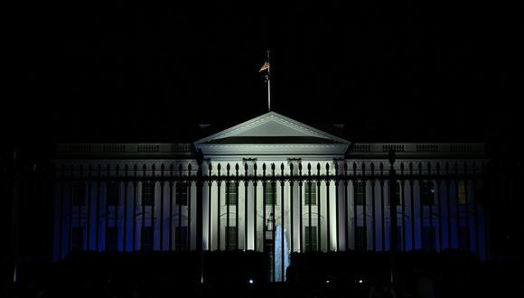 La Casa Blanca está iluminada con los colores azul y blanco de la bandera israelí, en Washington, DC, el 9 de octubre de 2023. (Foto de Brendan SMIALOWSKI / AFP)