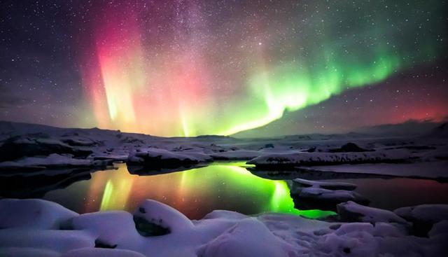 Islandia. Para los que prefieren algo diferente a las playas, este país nórdico es una buena opción. Travel and Leisure destaca el hecho de que se pueden ver las auroras boreales casi todo el año y no está tan lejos del resto de países europeos. La capital, Reikiavik, tiene buenos hoteles pero lo mejor es quedarse en los acogedores lodges de las montañas. (Foto: Shutterstock)