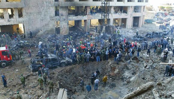 En esta foto de archivo tomada el 14 de febrero de 2005, las fuerzas de seguridad se reúnen en el lugar de una explosión masiva en la que el ex primer ministro Rafik Hariri fue asesinado junto con 14 personas en el centro de Beirut, Líbano. (Foto: Anwar AMRO / AFP).